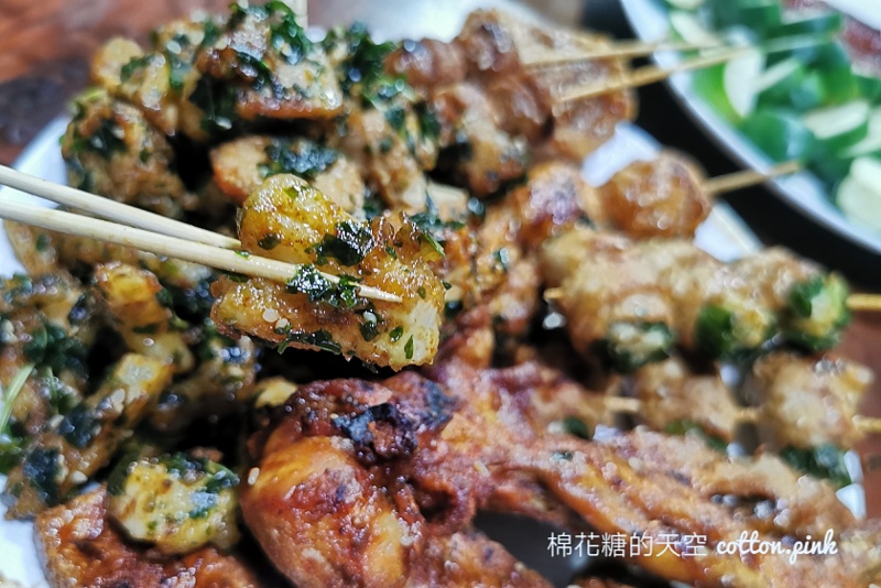 中美街必吃品燒炭烤，台中少見烤鹹酥雞必點，文內有完整菜單