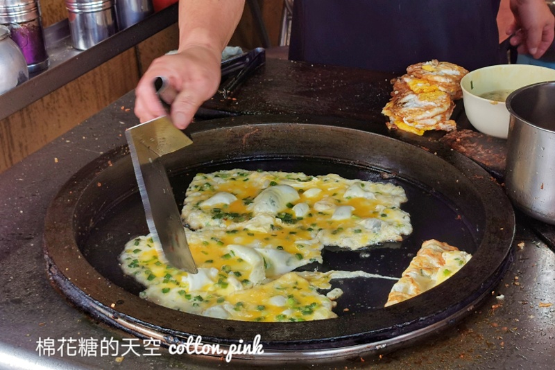 台中飯糰這家排超長！漢口飯糰招牌蛋餅也是必點～建議先打電話訂喔