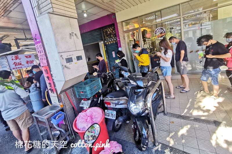 台中飯糰這家排超長！漢口飯糰招牌蛋餅也是必點～建議先打電話訂喔