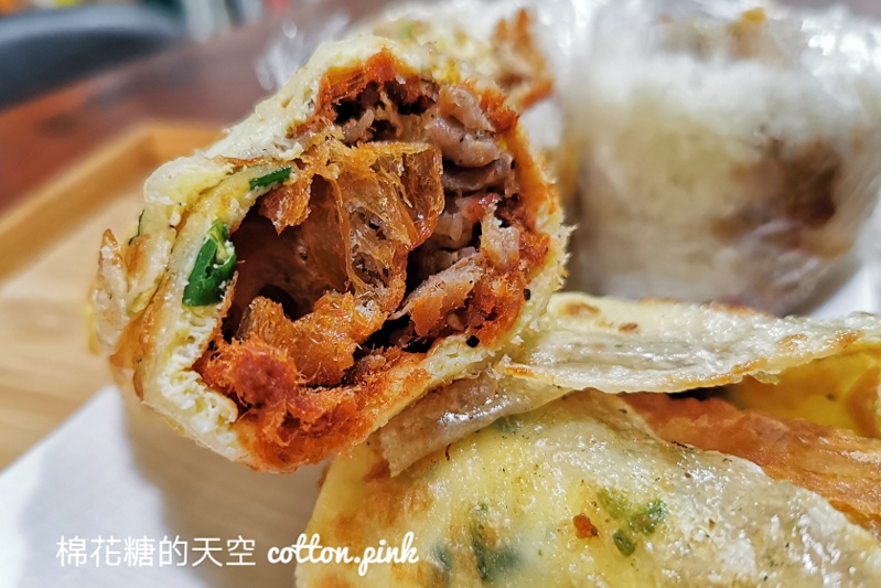 台中飯糰這家排超長！漢口飯糰招牌蛋餅也是必點～建議先打電話訂喔