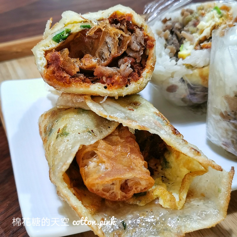 台中飯糰這家排超長！漢口飯糰招牌蛋餅也是必點～建議先打電話訂喔