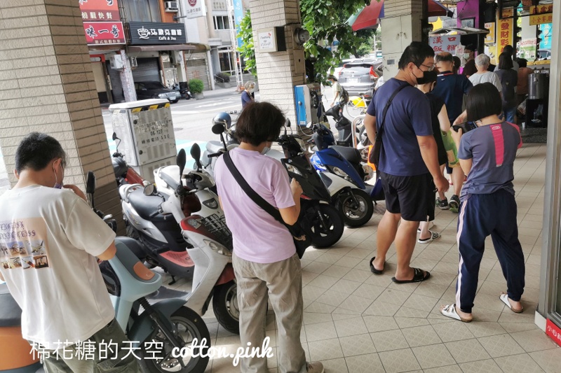 台中飯糰這家排超長！漢口飯糰招牌蛋餅也是必點～建議先打電話訂喔