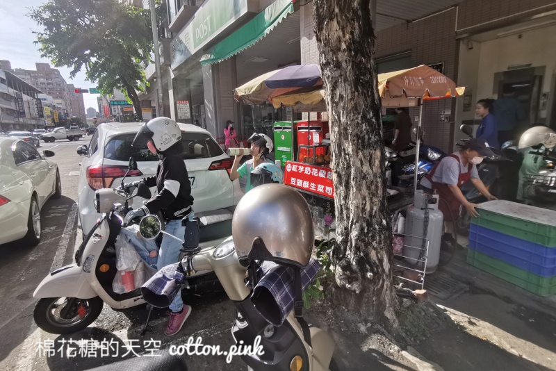 台中甜甜圈推薦|沒有招牌就在路邊～芋泥口味甜甜圈好吃耶