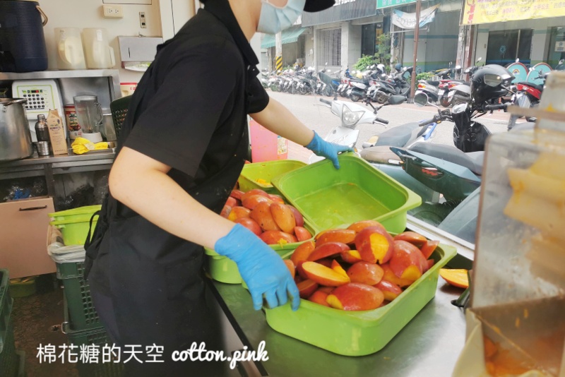 台中海線必喝芒果綠茶開賣了！華得來芒果真的給好多～
