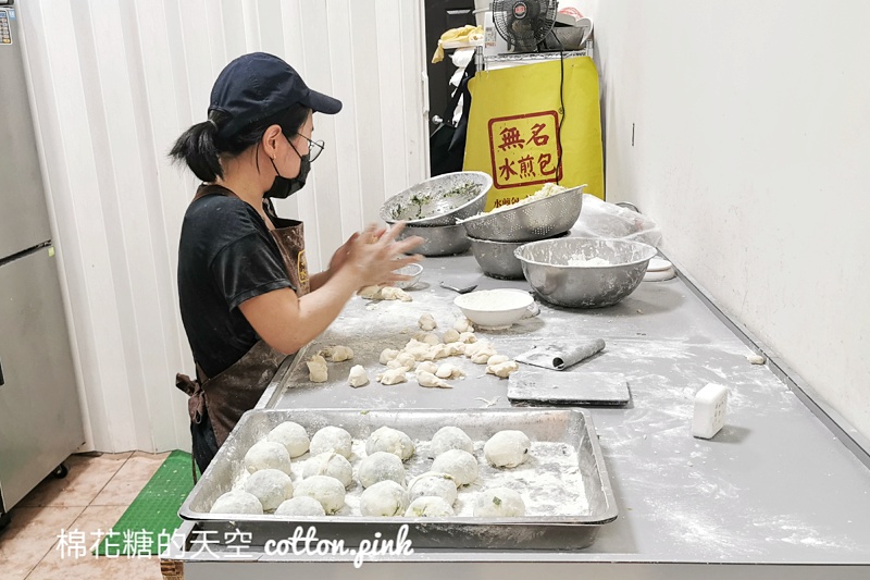 台中無名水煎包北屯也有分店啦！沒想到黃金脆皮鍋貼更好吃