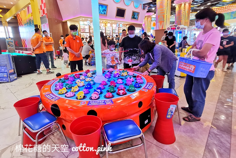 台中這家湯姆熊不一樣！室內遊樂園竟然有720度大型遊樂設施
