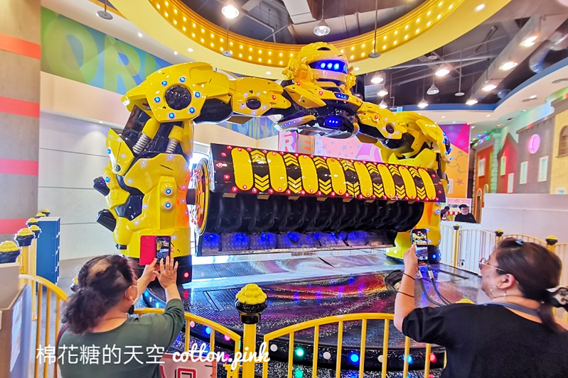 台中這家湯姆熊不一樣！室內遊樂園竟然有720度大型遊樂設施