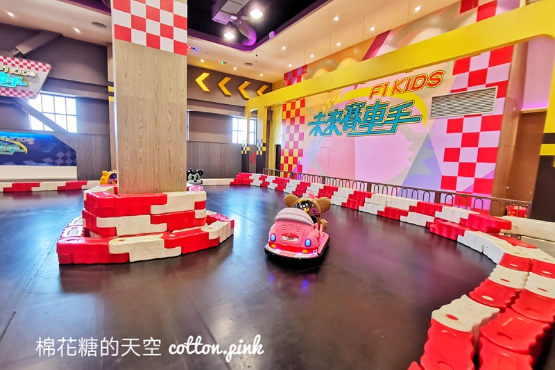 台中這家湯姆熊不一樣！室內遊樂園竟然有720度大型遊樂設施