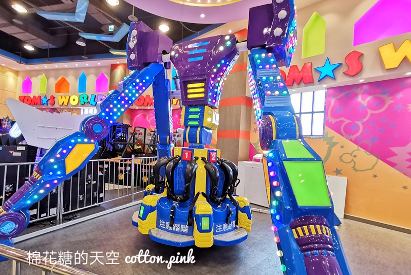 台中這家湯姆熊不一樣！室內遊樂園竟然有720度大型遊樂設施