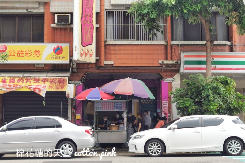 台中飯糰這家排超長！漢口飯糰招牌蛋餅也是必點～建議先打電話訂喔