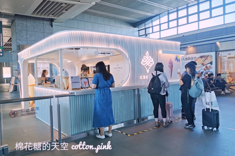 台中最新CREMIA霜淇淋開在車站！純白店面超美～最新藍靛莓口味