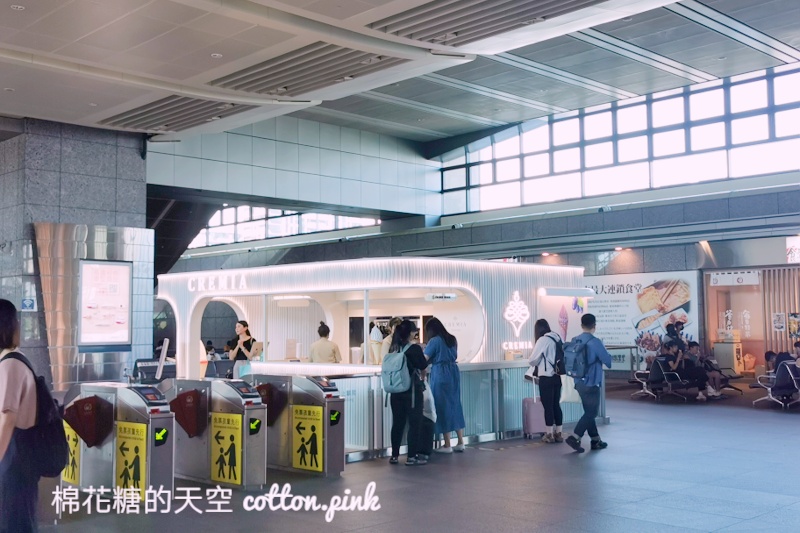 台中最新CREMIA霜淇淋開在車站！純白店面超美～最新藍靛莓口味