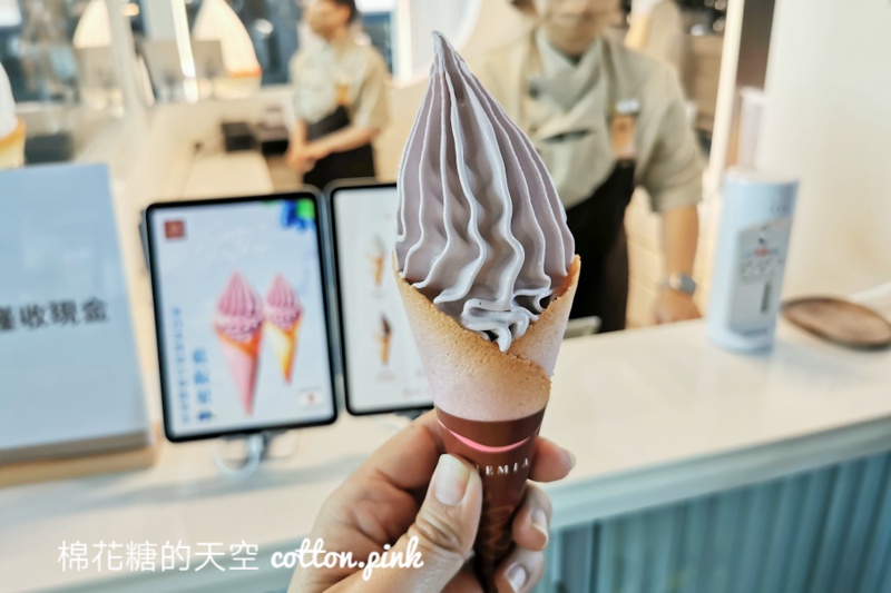 台中最新CREMIA霜淇淋開在車站！純白店面超美～最新藍靛莓口味