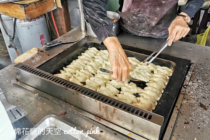 台中東區早餐推薦-富台鍋貼店面超低調！大大鍋貼銅板價～