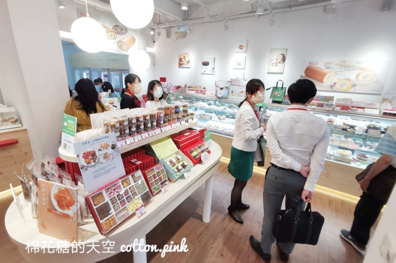 台中最新亞尼克門市開幕了！24小時蛋糕販賣機台中第一家~