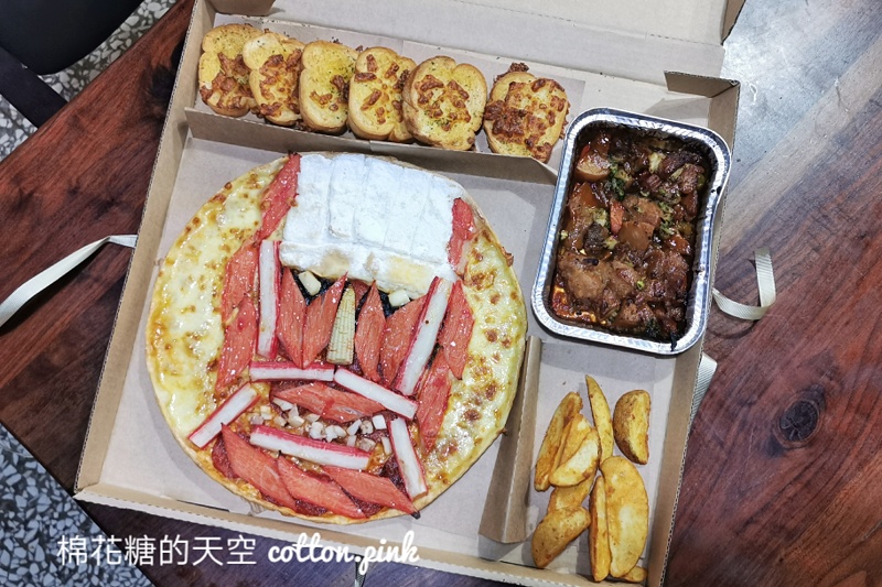 必勝客最新必勝的巨人披薩跟本惡搞店員！口味上就是……