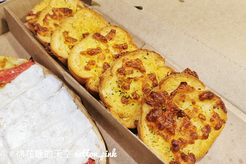 必勝客最新必勝的巨人披薩跟本惡搞店員！口味上就是……