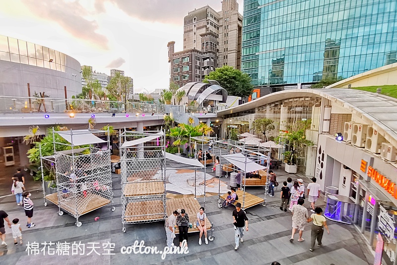 台中景點|超大花貓窩在草悟廣場地下室～草悟系七月半活動好拍又好玩
