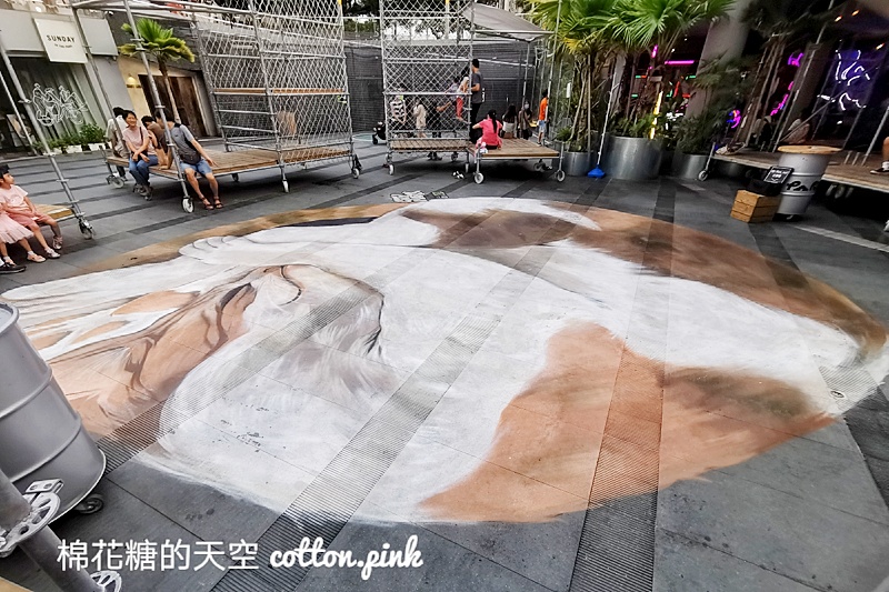 台中景點|超大花貓窩在草悟廣場地下室～草悟系七月半活動好拍又好玩