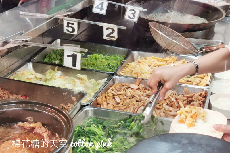 台中北平路好吃便當-李媽媽豬排飯咖哩專賣店，用餐時段排超長