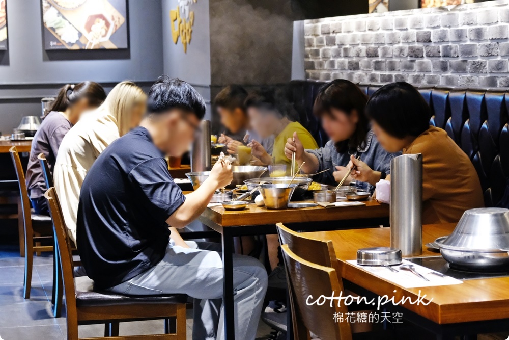 台中兩餐韓國年糕火鍋吃到飽選擇多！韓國泡麵也能吃到飽就在中友旁