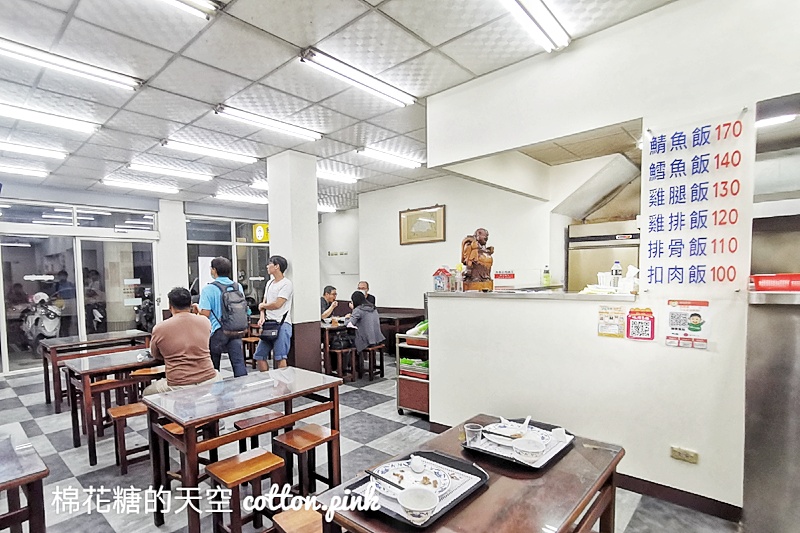 台中便當老店東海排骨不在東海，雞腿、雞排大到快看不到飯