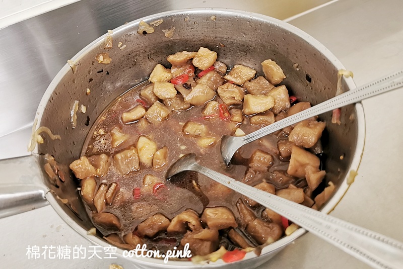 台中便當老店東海排骨不在東海，雞腿、雞排大到快看不到飯