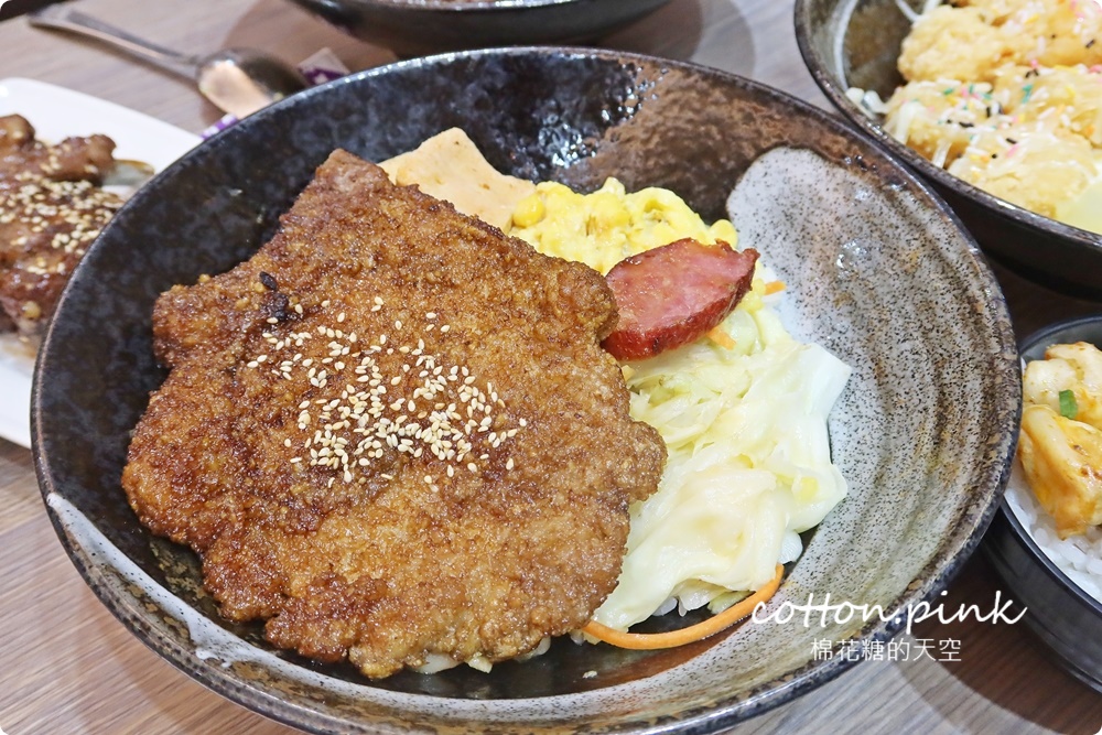 網路評價逼近五顆星～傳奇烤肉飯份量實在又大碗!香酥雞腿甜甜價必加