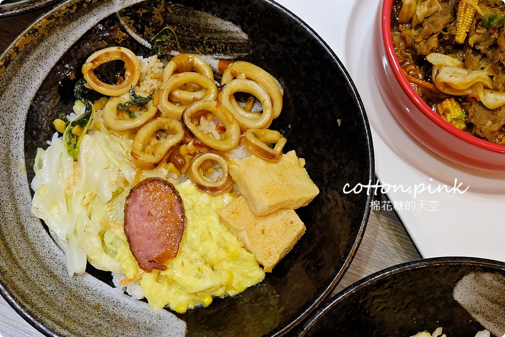 網路評價逼近五顆星～傳奇烤肉飯份量實在又大碗!香酥雞腿甜甜價必加