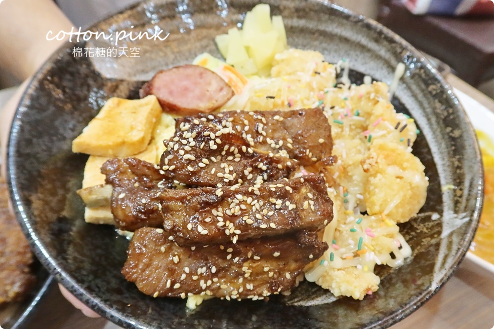 網路評價逼近五顆星～傳奇烤肉飯份量實在又大碗!香酥雞腿甜甜價必加
