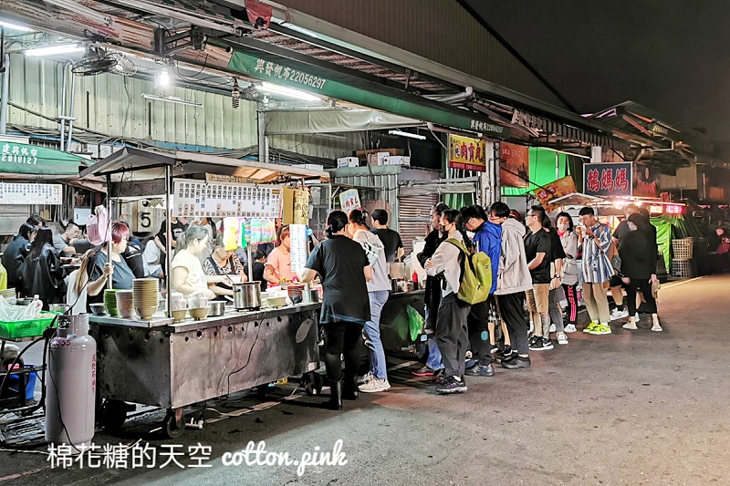 晚上九點才開門！烏龍路邊攤滷味、爌肉飯超人氣宵夜～