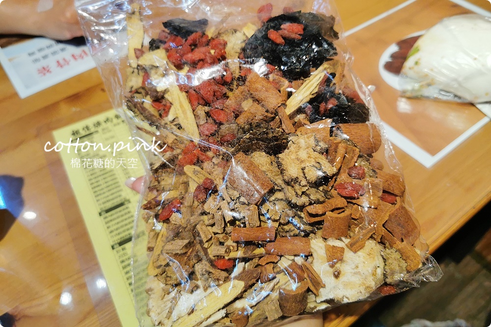 24小時營業！台中宵夜、早餐祖傳爌肉飯全了，藥燉排骨很驚豔耶
