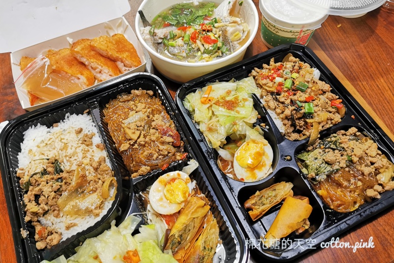 台中泰式便當超大盒！曼谷小城月亮蝦餅飯一次給四片～CP值超高！