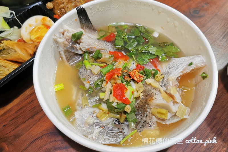 台中泰式便當超大盒！曼谷小城月亮蝦餅飯一次給四片～CP值超高！