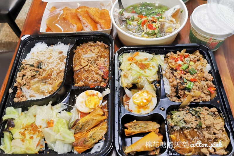 台中泰式便當超大盒！曼谷小城月亮蝦餅飯一次給四片～CP值超高！
