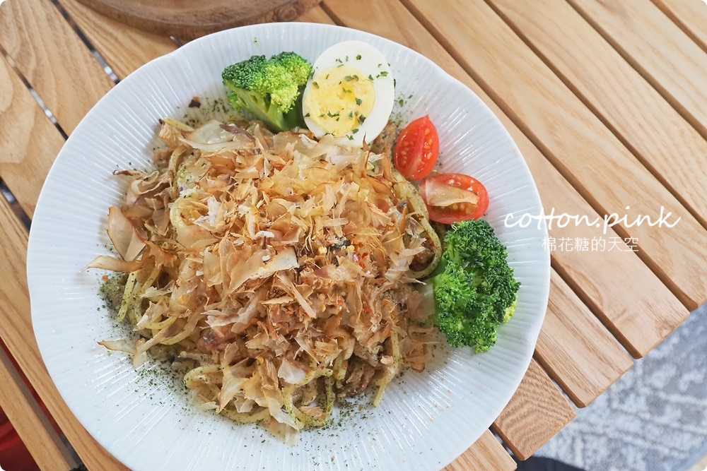 台中露營風早午餐就在舊鐵道旁，宅樂咖啡餐點選擇多~超值套餐加起來