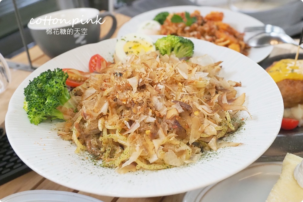 台中露營風早午餐就在舊鐵道旁，宅樂咖啡餐點選擇多~超值套餐加起來