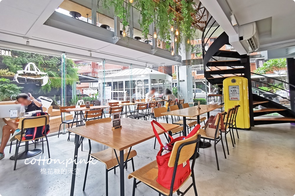 台中露營風早午餐就在舊鐵道旁，宅樂咖啡餐點選擇多~超值套餐加起來