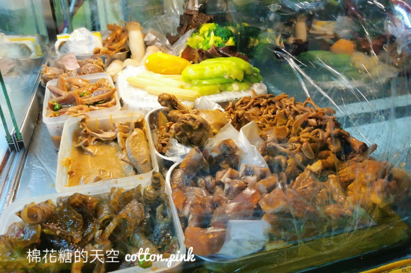 逢甲夜市排隊美食～在地學生都推薦！王記滷味蔬菜選擇超多～