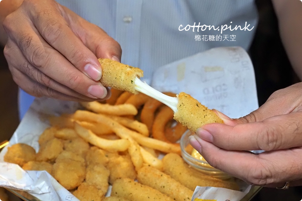 台中港旁必吃超厚美式漢堡～吧啦吧啦小餐館還有體育比賽直播