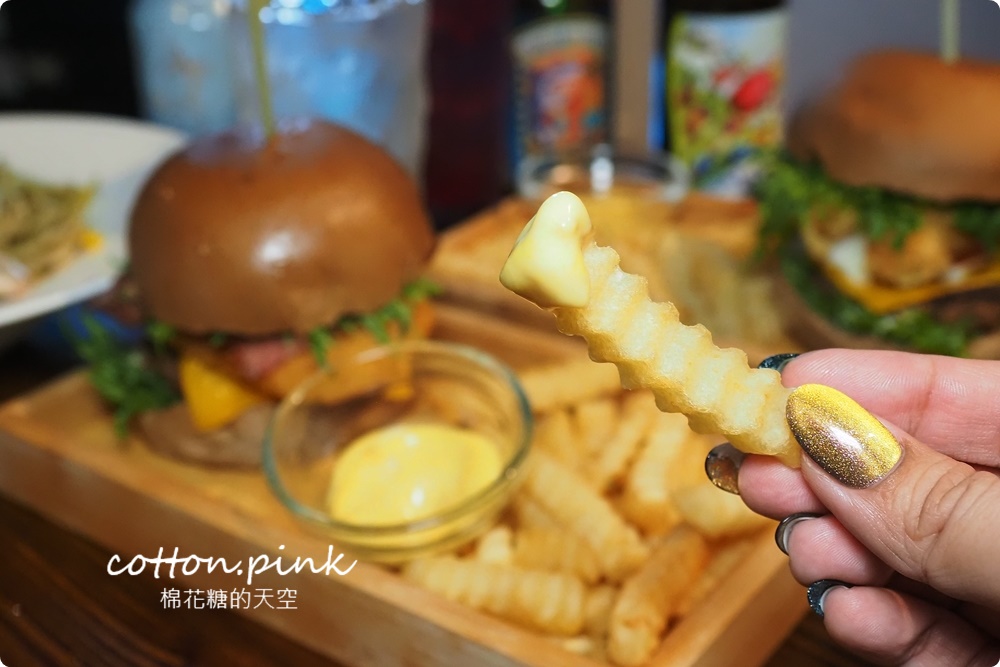 台中港旁必吃超厚美式漢堡～吧啦吧啦小餐館還有體育比賽直播