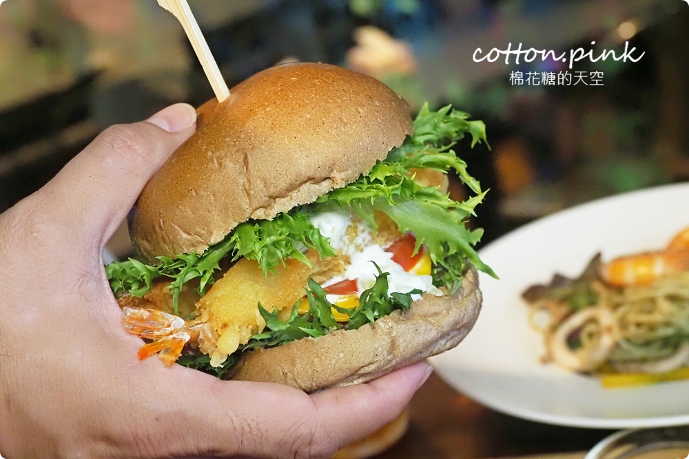 台中港旁必吃超厚美式漢堡～吧啦吧啦小餐館還有體育比賽直播