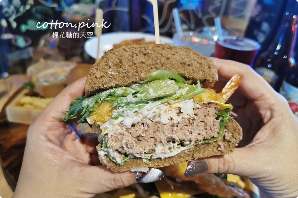 台中港旁必吃超厚美式漢堡～吧啦吧啦小餐館還有體育比賽直播