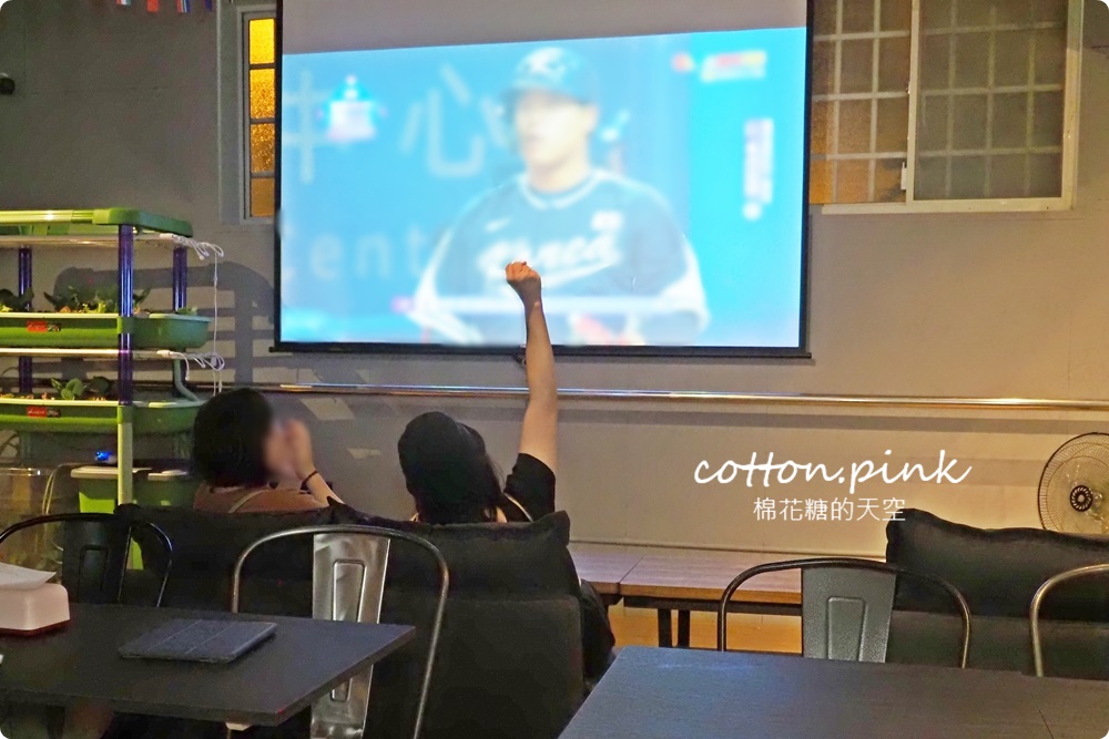 台中港旁必吃超厚美式漢堡～吧啦吧啦小餐館還有體育比賽直播