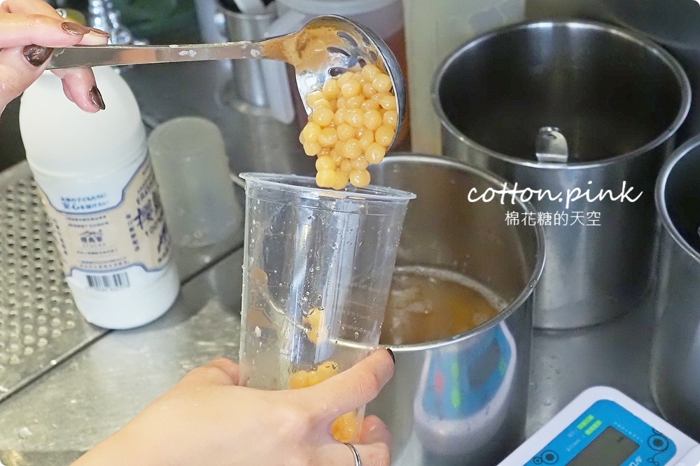 台中最有梗的手搖飲！甲文青獨家推出蛋黃酥奶茶～迷你偽蛋黃超Ｑ！