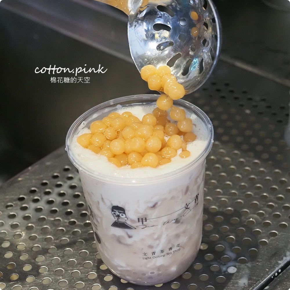 台中最有梗的手搖飲！甲文青獨家推出蛋黃酥奶茶～迷你偽蛋黃超Ｑ！