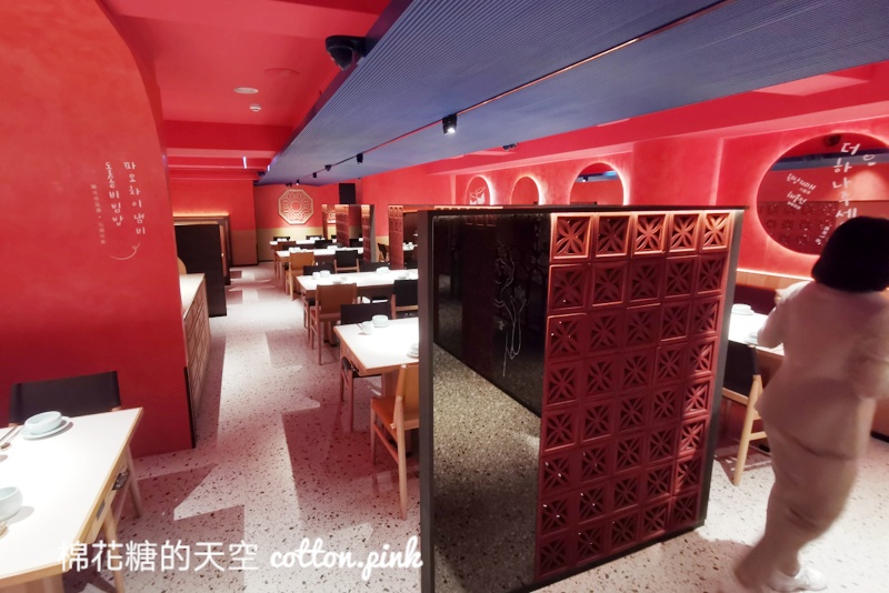 屋馬最新韓式品牌開幕啦！金韓食整棟全紅外觀不看到都難～