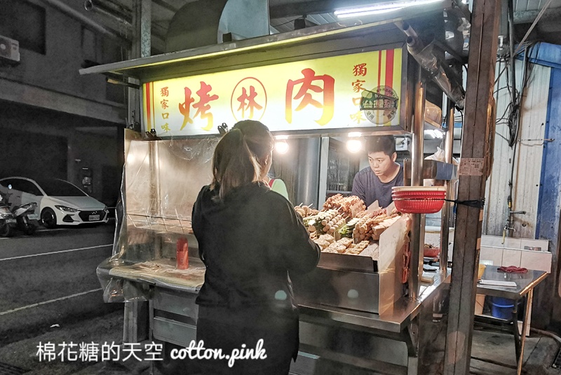 台中宵夜必吃-烤肉林，米血、肉串都必吃！想吃最少等半小時～