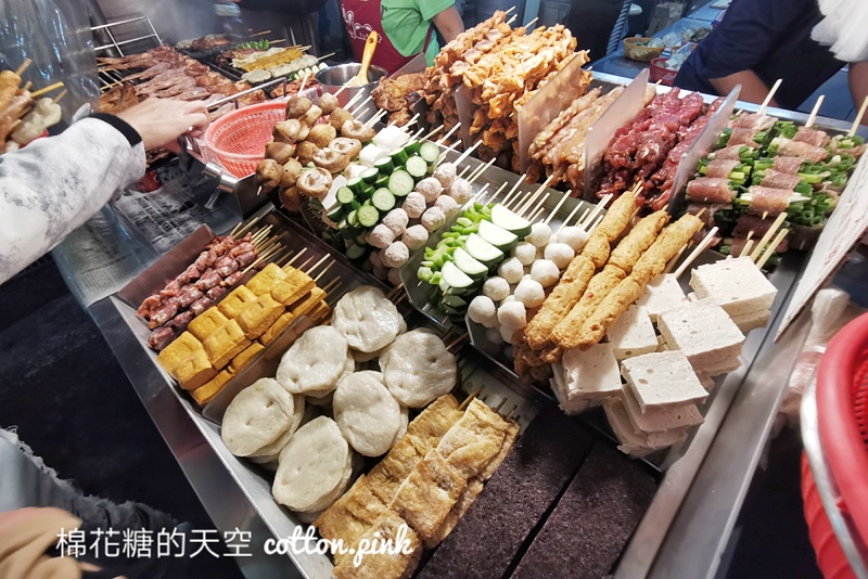 台中宵夜必吃-烤肉林，米血、肉串都必吃！想吃最少等半小時～
