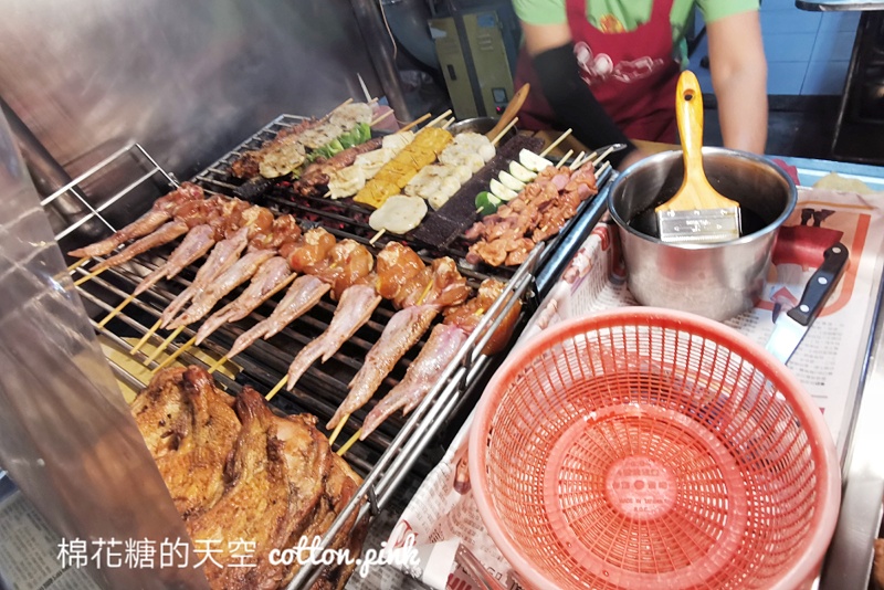 台中宵夜必吃-烤肉林，米血、肉串都必吃！想吃最少等半小時～